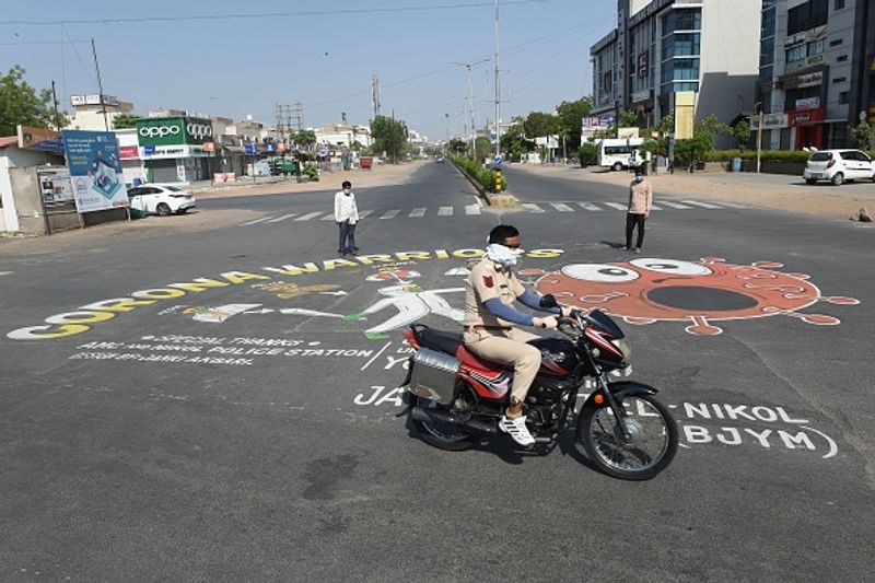 अहमदाबाद नगर निगम आयुक्त ने कहा कि शहर में दूध और दवाइयां उपलब्ध कराने वालों को छोड़कर सभी दुकानें 7 मई को सुबह 12 बजे से 15 मई सुबह 6 बजे तक बंद रहेंगी। 