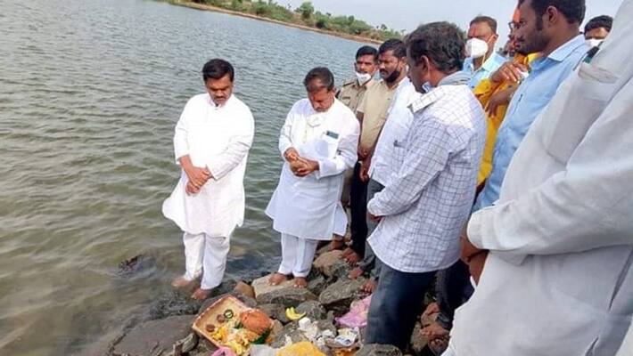 MLA A S Patil Nadahalli Fill The Lake in Muddebihal in Vijayapura district MLA A S Patil Nadahalli Fill The Lake in Muddebihal in Vijayapura district