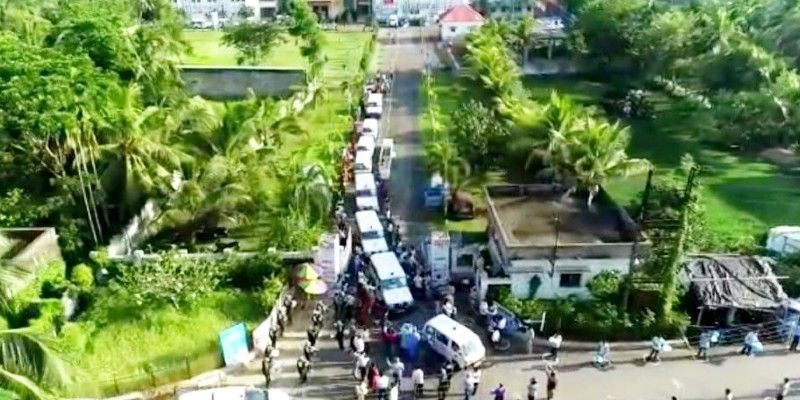 গোষ্ঠী সংক্রমণ ছড়াবে না তো? হাওড়ার করোনা পরিস্থিতি নিয়ে উদ্বেগ প্রকাশ করেছেন মুখ্যমন্ত্রী মমতা বন্দ্যোপাধ্যায় স্বয়ং। এই জেলাকে 'রেড জোন' হিসেবে চিহ্নিত করা হয়েছে।