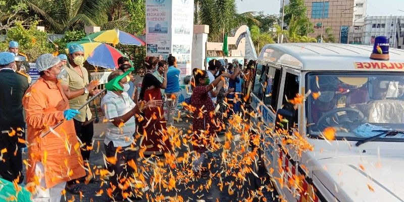 হাওড়ায় করোনা আক্রান্তের চিকিৎসা চলছে উলুবেড়িয়ার ফুলেশ্বরের সঞ্জীবন হাসপাতালে। সেই হাসপাতালেই ভর্তি ছিলেন মহিলা ও পুরুষ মিলিয়ে ৩৬ জন।
