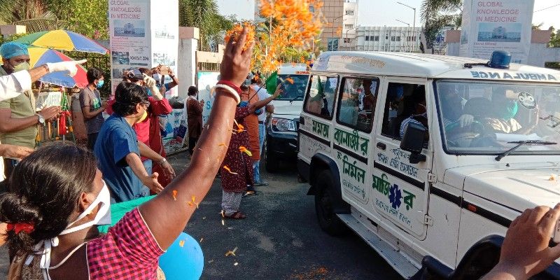 পুষ্পবৃষ্টির মাঝেই ২২টি অ্যাম্বুল্যান্সে চড়ে বাড়ির পথে রওনা হন করোনী জয়ীরা। সামাজিক দূরত্ব মেনে রাস্তার পাশে দাঁড়িয়ে শাঁখ বাজাতে ও উলুধ্বনি দিতেও দেখা যায় অনেকেই।
