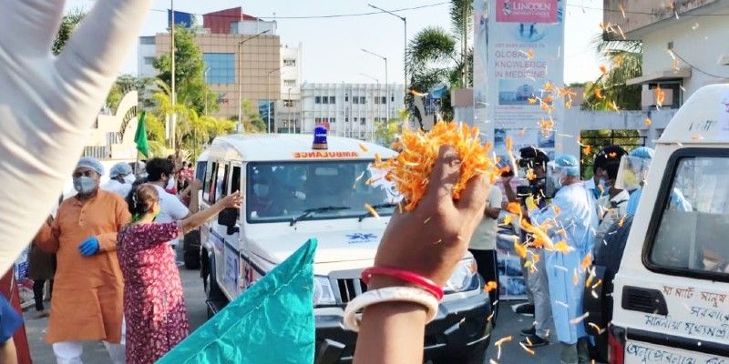 করোনা মুক্তদের অভিনন্দন জানাতে সঞ্জীবন হাসপাতালে হাজির ছিলেন হাওড়ার জেলাশাসক মুক্তা আর্য্য,, পুলিশ সুপার(গ্রামীণ) সৌম্য রায়, মহকুমাশাসক তুষার সিংলা, বিডিও ও উলুবেড়িয়ার দুই বিধায়ক পুলক রায় ও ইদ্রিস আলিও।