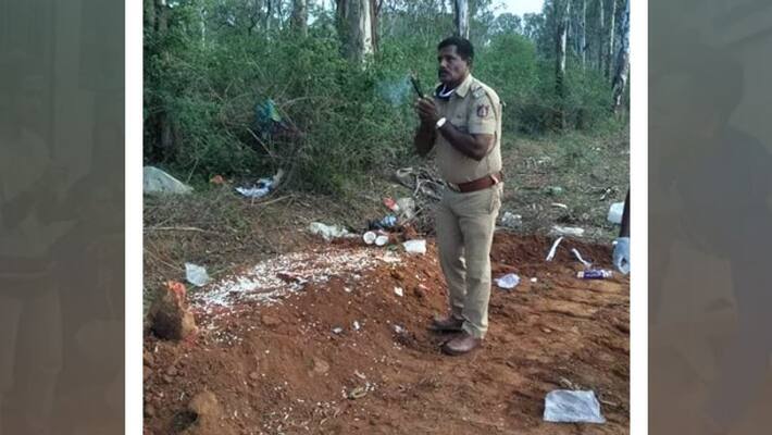 Chamarajanagar police performed last rites of a man As Family Refuses Body Chamarajanagar police performed last rites of a man As Family Refuses Body