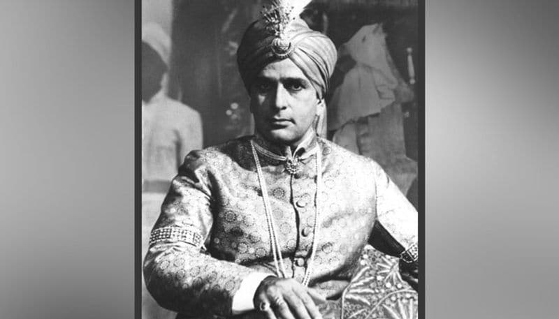 ১৯৯৫ সালে এক সাক্ষাৎকারে তার জীবনের বেশকিছু অজানা কথা প্রকাশ্যে এনেছিলেন শশী কাপুর। জানিয়েছিলেন, তিনি ছিলেন তার মা রামসারণী মেহরা কাপুরের অযাচিত সন্তান। জন্মের আগেই শশীকে শেষ করে দিতে অর্থাৎ মেরে ফেলতে চেয়েছিলেন তাঁর মা।