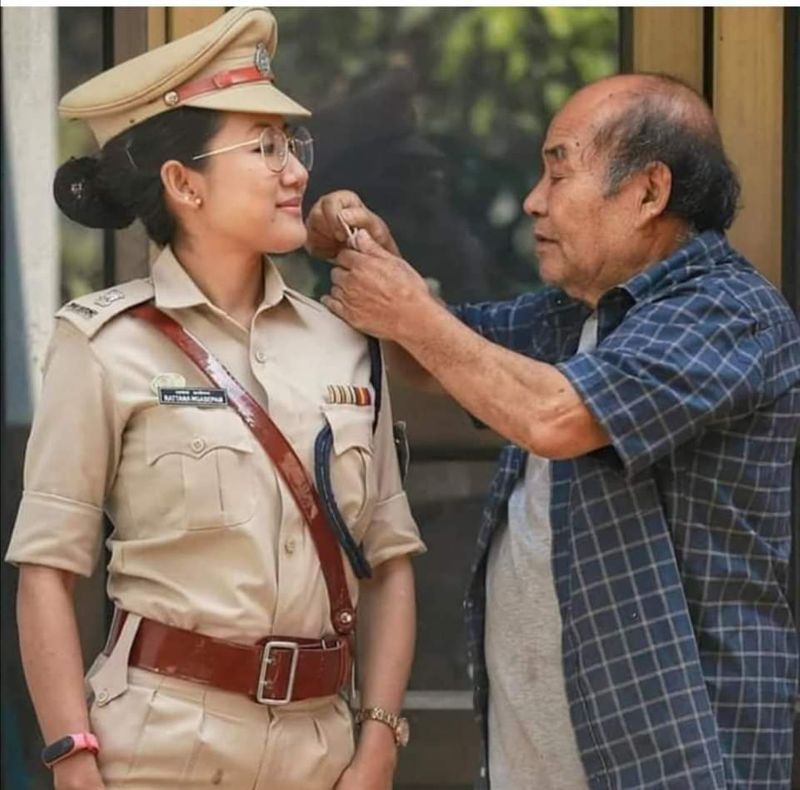 ತಂದೆ ಮಗಳ ಈ ಫೋಟೋ ಸೋಶಿಯಲ್ ಮಿಡಿಯಾದಲ್ಲಿ ಸದ್ಯ ಭಾರೀ ವೈರಲ್ ಆಗಿದ್ದು, ಇದು ಅನೇಕರನ್ನು ಭಾವುಕರನ್ನಾಗಿಸಿದೆ. ಈ ಫೋಟೋ ಶೇರ್ ಮಾಡಿರುವ ಅಮಿತ್ ಪಂಚಾಲ್ ಅನ್ವಯ ಇದು ಮಣಿಪುರದ ರಾಜಧಾನಿ ಇಂಫಾಲಾದ ಮಹಿಳಾ ಡಿಎಸ್ಪಿ ಅವರದ್ದೆಂದು ಹೇಳಲಾಗಿದೆ. ಫೋಟೋದಲ್ಲಿ ಅವರ ತಂದೆ ಬಹಳ ಹೆಮ್ಮೆಯಿಂದ ಮಗಳು ಧರಿಸಿದ್ದ ಸಮವಸ್ತ್ರದ ಮೇಲಿದ್ದ ಸ್ಆರ್ಗಳನ್ನು ನೋಡುತ್ತಿದ್ದಾರೆ.