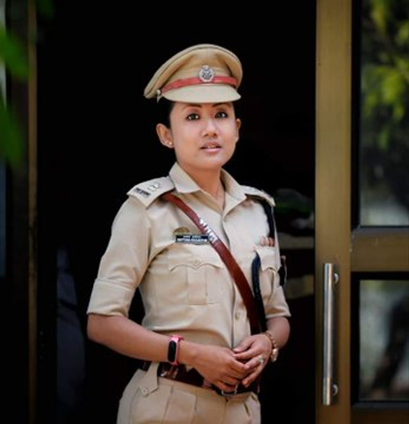 ಮಹಿಳಾ ಪೊಲೀಸ್ ಅಧಿಕಾರಿ ರತ್ತನ್ನಾ ನಾಗಸೆಪ್ಪಂ ಹಾಗೂ ಅವರ ತಂದೆ. ಫೋಟೋದಲ್ಲಿ ರತ್ತನ್ನಾ ಪೊಲೀಸ್ ಯೂನಿಫಾರಂನಲ್ಲಿ ಕಂಡು ಬಂದರೆ, ಅವರ ತಂದೆ ಖುಷಿಯಿಂದ ಮಗಳ ಭುಜವನ್ನು ದಿಟ್ಟಿಸಿ ಸ್ಆರ್ಗಖನ್ನು ನೋಡುತ್ತಿದ್ದಾರೆ. ಹೀಗಿರುವಾಗ ಮಗಳು ತಂದೆಯ ಕನಸು ಸಾಕಾರಗೊಳಿಸಿದ ಖುಷಿಯಲ್ಲಿ ತಂದೆಯನ್ನೇ ನೋಡುತ್ತಿದ್ದಾರೆ.