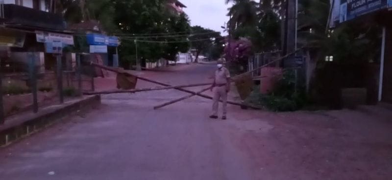 ಕಟ್ಟಿಗೆ ಹಾಕಿ ದಾರಿ ಬಂದ್