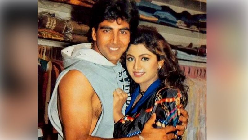 লকডাউনের মধ্যে অভিনেতা-অভিনেত্রীদের ঘনিষ্ঠ পুরোনা সম্পর্ক, সাক্ষাৎকার নিয়ে পেজ-থ্রির পাতা সরগরম হয়ে রয়েছে। সম্প্রতি বলি অভিনেত্রী শিল্পা শেট্টি এবং অক্ষয় কুমারের সম্পর্কও আলোচিত হয়েছে।