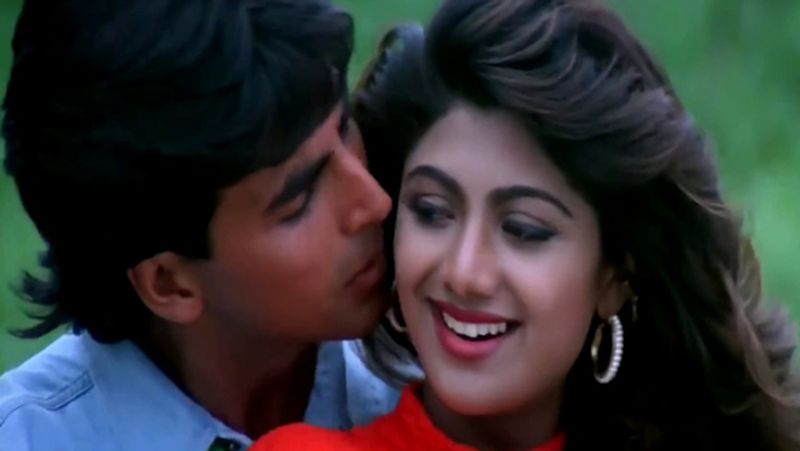তবে সকলের মধ্যে শিল্পার শেট্টির প্রেমকাহিনি যেন খানিকটা হলেও বেশি মাইলেজ পেয়েছিল সোশ্যাল মিডিয়ায় এবং নেটিজেনদের কাছে।
