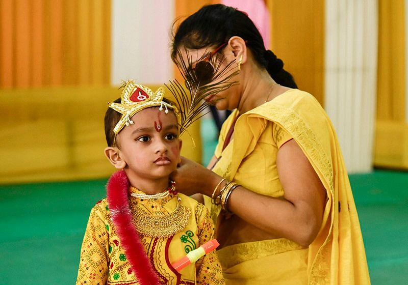 আমার জীবন শুরু হয়েছিল মাতৃগর্ভে আর আমার দিন শুরু হয় মায়ের পবিত্র মুখ দেখে বলেছেন জর্জ এলিয়ট।