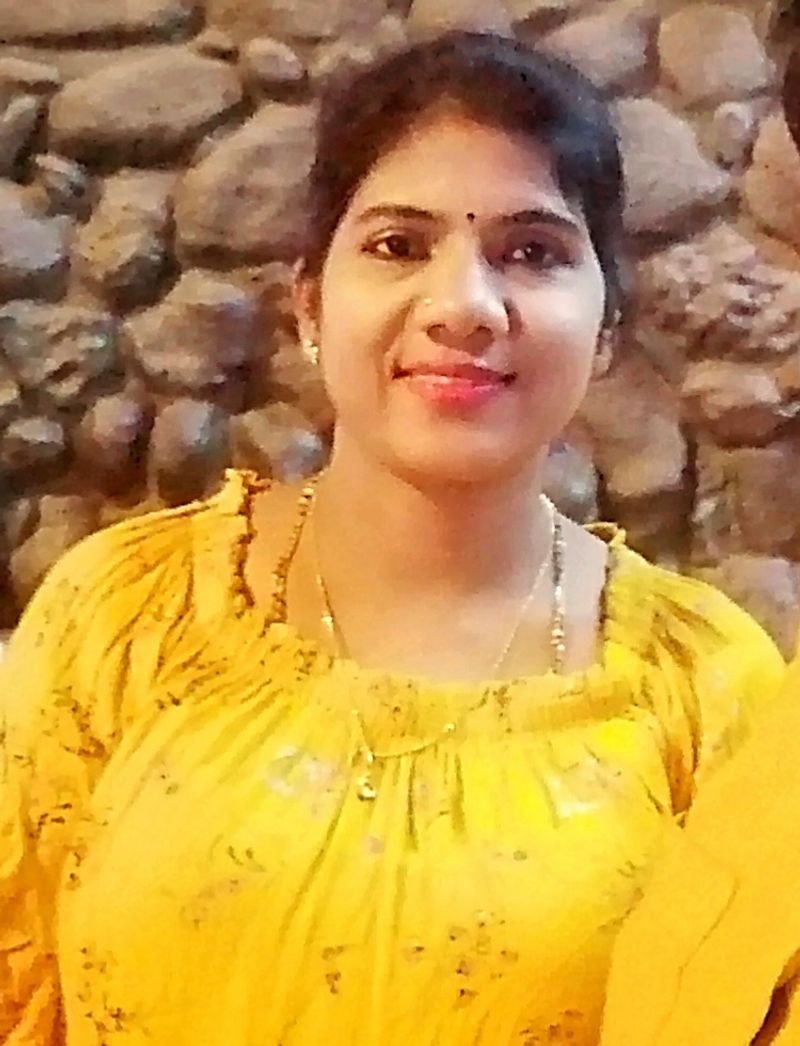 ಅಷ್ಟಕ್ಕೂ ಇವರ ಹೆಸರು ರೂಪ ಅಂತ. ಇವರು ಶಿವಮೊಗ್ಗ ಜಿಲ್ಲೆಯ ತೀರ್ಥಹಳ್ಳಿಯ ಶ್ರೀ ಜಯಚಾಮರಾಜೇಂದ್ರ ತಾಲೂಕು ಆಸ್ಪತ್ರೆಯಲ್ಲಿ ವೈದ್ಯಕೀಯ ಸಿಬ್ಬಂದಿಯೊಬ್ಬರು ರೋಗಿಗಳ ಆರೈಕೆ ಮಾಡುತ್ತಿದ್ದಾರೆ.