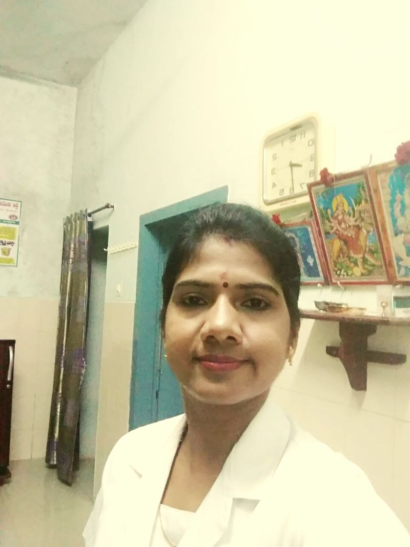 ಒಂಭತ್ತು ತಿಂಗಳು ಗರ್ಭಿಣಿಯಾಗಿದ್ರೂ ಪ್ರತಿದಿನ ಸುಮಾರು 120 ಕಿ.ಮೀ. ಪ್ರಯಾಣ ಮಾಡುವ ಇವರು ಕೊರೋನಾ ವಾರಿಯರ್ ಏನು ಎನ್ನವುದನ್ನು ತೋರಿಸಿಕೊಟ್ಟಿದ್ದಾರೆ.