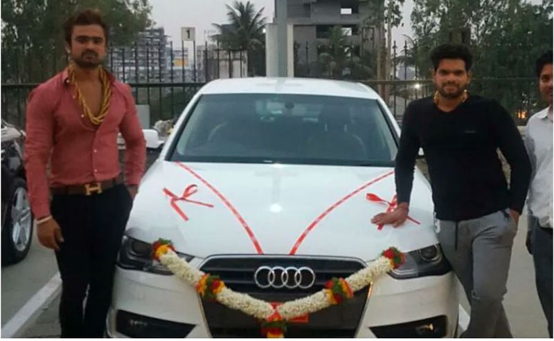 ಸನ್ನಿ ವಾಗ್ಚೌರೆ ಬಳಿ ಕೆಜಿ ತೂಕದಲ್ಲಿ ಚಿನ್ನದ ಸರ, ಬ್ರಾಸ್ಲೇಟ್, ಉಂಗುರಗಳಿವೆ. ಇನ್ನು ಬಳಕೆ ಮಾಡವು ಬಹುತೇಕ ವಸ್ತುಗಳು ಕೂಡ ಗೋಲ್ಡ್ ಆಗಿವೆ