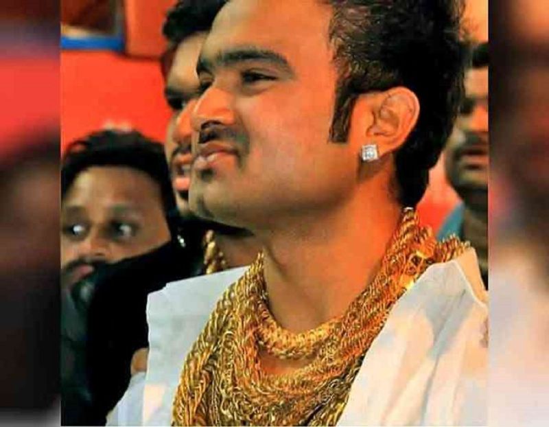 ಚಿನ್ನ ಲೇಪಿತ ಶೂ, ಸನ್ ಗ್ಲಾಸ್, ಪೆನ್, ಮೊಬೈಲ್ ಸೇರಿದಂತೆ ಎಲ್ಲಾ ವಸ್ತುಗಳ ಮೇಲೂ ಚಿನ್ನ ಲೇಪನ ಮಾಡಲಾಗಿದೆ