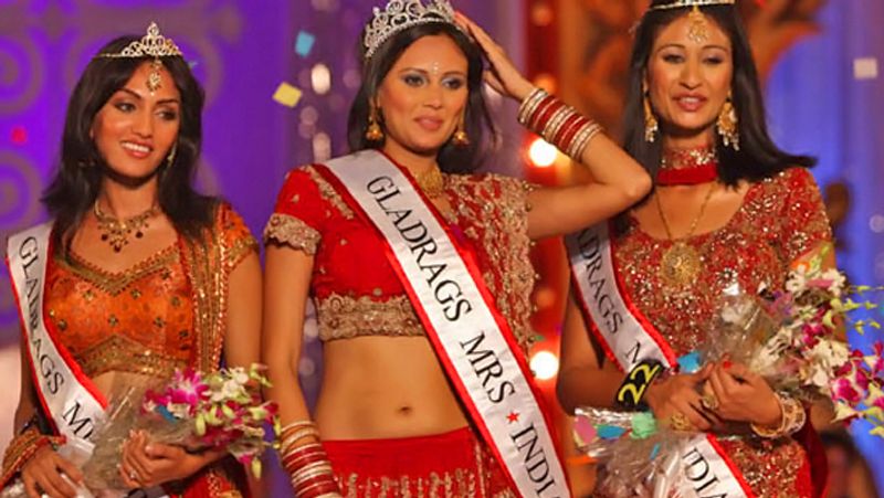2009ರಲ್ಲಿ ಶ್ರೀಮತಿ ಇಂಡಿಯಾ ಸ್ಪರ್ಧೆಯಲ್ಲಿ ಐಶ್ವರ್ಯಾ ಅವರ ಅತ್ತಿಗೆ ಶ್ರೀಮಾ ರೈ. 