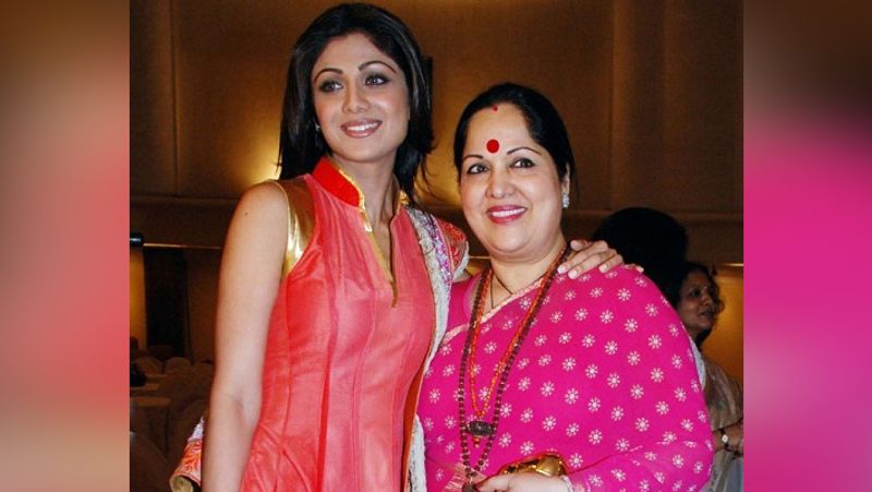 शिल्पा शेट्टी की मां सुनंदा शेट्टी खूबसूरती के मामले में बेटी को चक्कर देती है। सुनंदा का ड्रेसिंग सेंस बहुत ही शानदार है। वे लाइमलाइट से दूर रहती है लेकिन बेटियों के साथ लंच और डिनर डेट पर नजर आती रहती है।