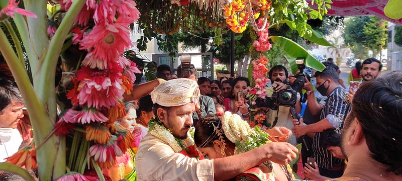 ಮನೆಯಂಗಳದಲ್ಲೇ ಸಿಂಪಲ್ಲಾಗಿ ಸಪ್ತಪದಿ ತುಳಿದ ಜೋಡಿ.
