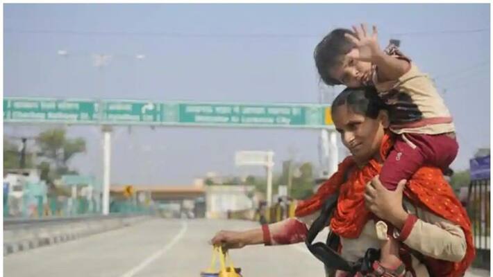 woman walking 900 kilometres to home with daughter woman walking 900 kilometres to home with daughter
