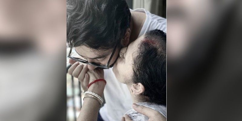 ছেলেবেলার দিনগুলির মত মায়ে কোলে মিশিয়ে যাওয়ার জোগার রাজ। অন্যদিকে তাঁর মাও তাঁকে এখনও ছোট্ট রাজ হিসেবেই দেখেন। সন্তান কি আর মায়ের কাছে কখনও বড় হয়।