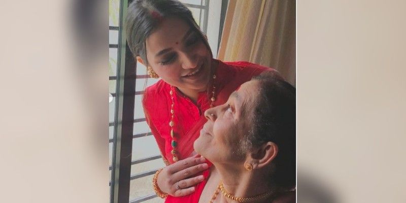নিজের ইনস্টাগ্রামে নিজের মায়ের পুরনো একটি সাদা-কালো ছবি এবং শাশুড়ি মায়ের সঙ্গে আহ্লাদে আটকখানা হওয়ার সেই ক্যানডিড ছবি শেয়ার করেছেন শুভশ্রী।