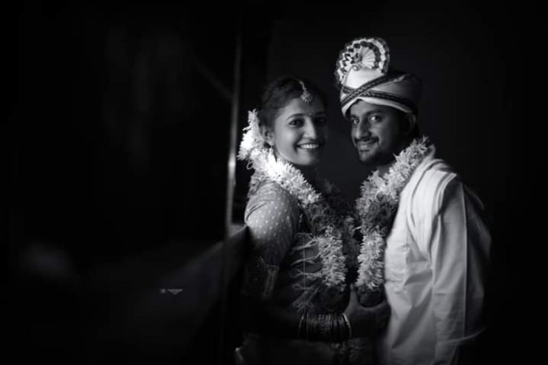 ವಿವಾಹದ ಫೋಟೋ ಶೂಟ್ ಸಂದರ್ಭ ಸ್ಟೇ ಹೋಂ, ಸ್ಟೇ ಸೇಫ್ ಅನ್ನುವ ಮೂಲಕ ಎಲ್ಲರೂ ಮನೆಯಲ್ಲಿರುವಂತೆ ಸಂದೇಶ ನೀಡಿದ್ದಾರೆ.