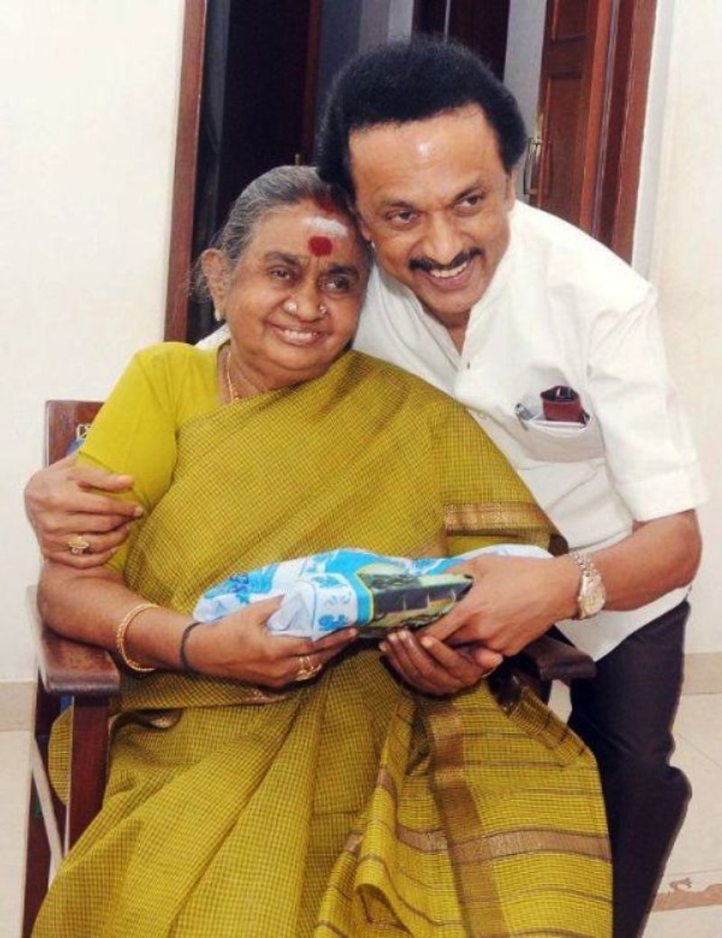 Stalin got blessing with he's mother .. Sentiment in Gopalapuram home ..