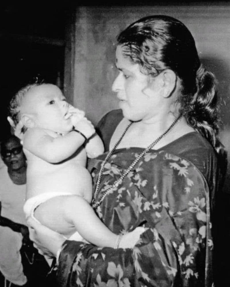 സച്ചിന് ടെന്ഡുല്ക്കര്
നിങ്ങള് എപ്പോഴും അതിശയിപ്പിച്ചുകൊണ്ടിരിക്കുകയാണെന്ന് ക്രിക്കറ്റ് ഇതിഹാസം സച്ചിന് ടെന്ഡുല്ക്കര് ട്വിറ്ററില് കുറിച്ചിട്ടു. മറ്റൊരാള്ക്കും ആ സ്ഥാനം ഏറ്റെടുക്കാനാവില്ലെന്നും എപ്പോഴും കടപ്പെട്ടിരിക്കുന്നുവെന്നും സച്ചിന് കുറിച്ചിട്ടു.

