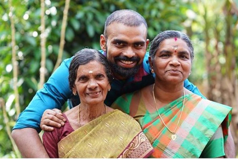 പി ആര് ശ്രീജേഷ്
'അമ്മ' ഏറ്റവും മധുരമുള്ള വാക്കാണെന്ന് ഇന്ത്യയുടെ ഹോക്കി ടീം ഗോള് കീപ്പറും മലയാളിയുമായ പി ആര് ശ്രീജേഷ് ഇന്സ്റ്റഗ്രാമില് പറഞ്ഞു. പോസ്റ്റിന്റെ പൂര്ണരൂപം. ''അമ്മ... ഏറ്റവും മധുരമുള്ള, ഏറ്റവും ആഴമുള്ള വാക്ക്. സ്നേഹവും കരുണയും ത്യാഗവും ഒന്നിച്ച് ചേരുന്ന ഈ വാക്കിനാല് വിളിക്കപ്പെടാന് ഭാഗ്യം ലഭിച്ച എല്ലാവര്ക്കും മാതൃദിനാശംസകള്....''
