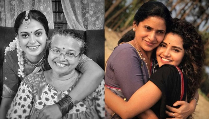 നടിമാരായ അനുശ്രീയും അനുപമയും മാതൃദിനത്തില് അമ്മമാരോടൊപ്പമുള്ള ചിത്രങ്ങള് പങ്കുവച്ചിട്ടുണ്ട്.