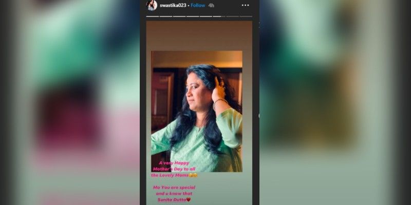 স্বস্তিকা দাসঃ স্বস্তিকা নিজের স্টাইলের মন্ত্র যে মায়ের থেকেই পেয়েছেন তা স্পষ্ট এই ছবিতে। তাঁর মায়ের একটি স্টাইলিশ ছবি পোস্ট করে মাতৃদিবস পালন করলেন স্বস্তিকা।