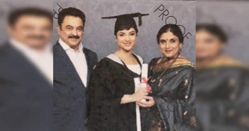 Actress Sri Priya Daughter Sneha Photo Going Viral