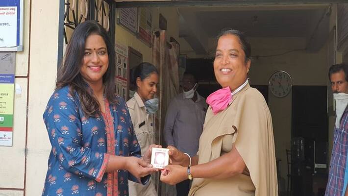 Kannada Actor Producer Shruthi Naidu pays Special Thanks to Karnataka Police Kannada Actor Producer Shruthi Naidu pays Special Thanks to Karnataka Police