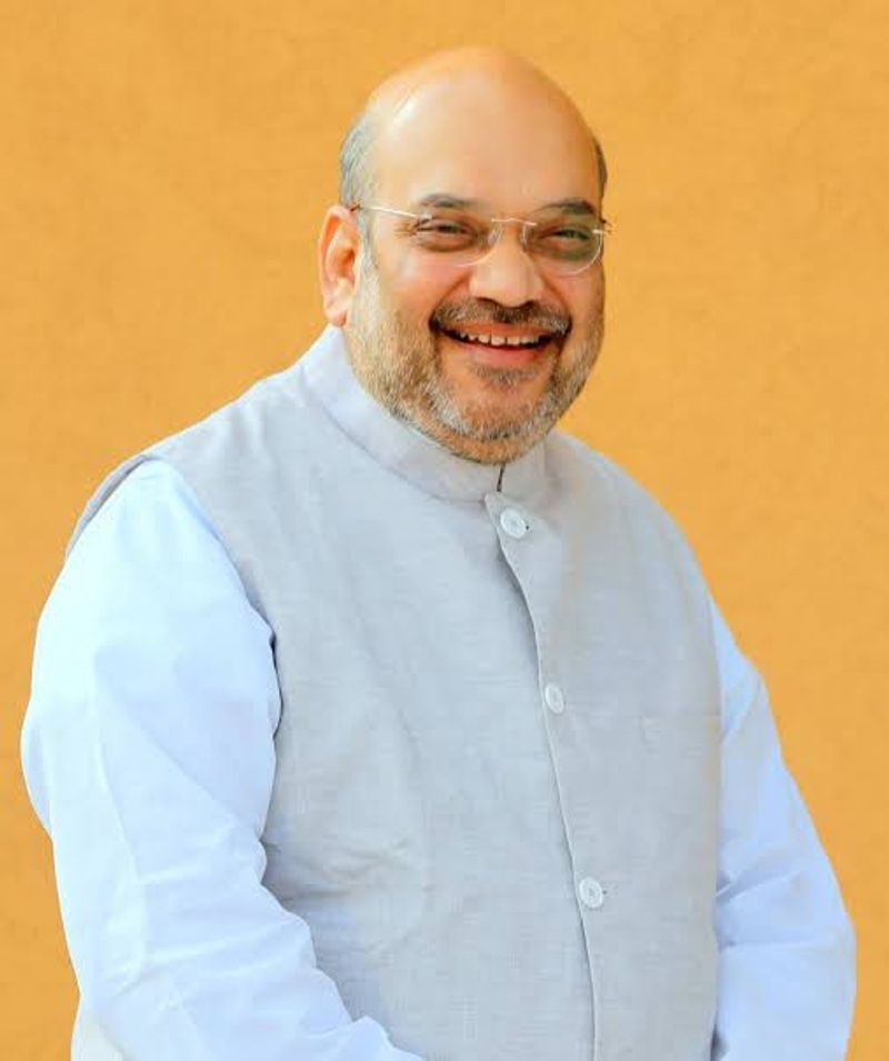 കഴിഞ്ഞ കുറേ നാളുകളായി കൊവിഡ് മഹാമാരിയുമായി പോരാടിക്കൊണ്ടിരിക്കുന്ന ഒരു രാജ്യത്തിന്റെ ആഭ്യന്തരമന്ത്രി എന്ന നിലയ്ക്കുള്ള ഉത്തരവാദിത്തങ്ങള് നിറവേറ്റാന് ബാധ്യസ്ഥനായിരുന്നതുകൊണ്ടും അതിന്റെ തിരക്കില് ആയിരുന്നതിനാലും ഈ കോലാഹലങ്ങള് എന്റെ കണ്ണില്പ്പെട്ടിരുന്നില്ല. കുറച്ചു ദിവസം മുമ്പാണ് അതേപ്പറ്റി ഞാന് അറിയുന്നത്. അന്ന് ഞാന് ഈ കാല്പനിക വ്യാപാരങ്ങളില് മുഴുകുന്നവര്ക്ക് അതുകൊണ്ടുണ്ടാകുന്ന മാനസികാനന്ദം നഷ്ടപ്പെടുത്തേണ്ടല്ലോ എന്ന് കരുതി പ്രതികരണത്തിനൊന്നും മുതിരാതിരുന്നതാണ്.
