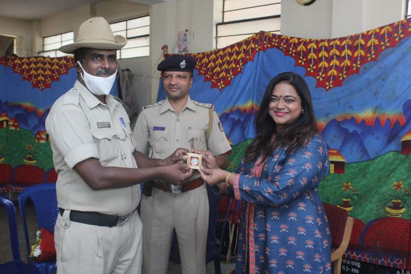 ಮೈಸೂರಿನ ಪೊಲೀಸರಿಗೆ ಬೆಳ್ಳಿ ನಾಣ್ಯ ನೀಡಿ ವಿಶೇಷ ರೀತಿಯಾಗಿ ಧನ್ಯವಾದ ಹೇಳಿದ್ದಾರೆ. 