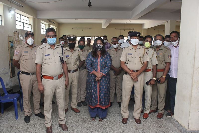 ತಿಂಗಳುಗಳಿಂದ ಜೀವದ ಹಂಗು ತೊರೆದು, ಕೊರೋನಾ ತಡೆಗಟ್ಟುವಲ್ಲಿ ಶ್ರಮಿಸುತ್ತಿರುವ ಪೊಲೀಸ್ ಸಿಬ್ಬಂದಿಗೆ ನಿರ್ಮಾಪಕಿ, ನಿರ್ದೇಶಕಿ, ನಟಿ ಶ್ರುತಿ ನಾಯ್ಡು ವಿಶೇಷವಾಗಿ ಕೃತಜ್ಞತೆ ಹೇಳಿದ್ದಾರೆ.