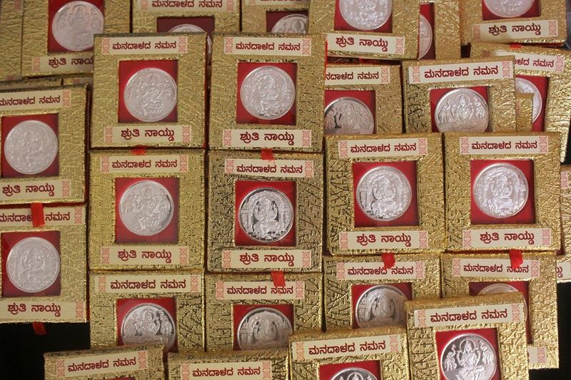 ವಿಭಿನ್ನವಾಗಿ ಸಿದ್ಧಪಡಿಸಿರೋ ಬಾಕ್ಸ್ವೊಂದರಲ್ಲಿ 20 ಗ್ರಾಂ ಬೆಳ್ಳಿ ನಾಣ್ಯಗಳನ್ನಿಟ್ಟುದ್ದು, ಅದಕ್ಕೆ ಕೃತಜ್ಞತೆಯ ಅಕ್ಷರ ಇದೆ