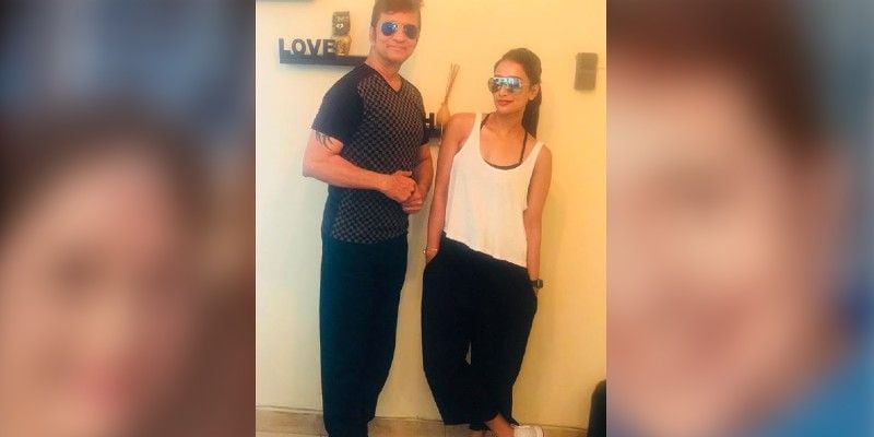 সায়ন্তিকার সঙ্গে তাঁর বাবা একই ধরণে ক্যামাফল্জ প্রিন্টেড টিশার্ট পরে ছবি তোলেন। সেই ছবি আপলোড করেন অভিনেত্রী।