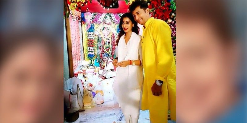 তিনি সায়ন্তিকার সঙ্গে যে সকল ছবিতে আছে সেখানে সব জায়গায়তেই তাঁর বাবাকে সায়ন্তিকার বন্ধু কিংবা খুব বেশি হলে ভাই বলেই মনে হচ্ছে।