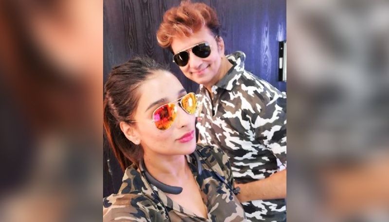 <p><br />
এখানেই শেষ নয়, ১ লক্ষ ২৩ হাজার ৪৩৬ টাকার সোনার গয়না রয়েছে সায়ন্তিকার।</p>