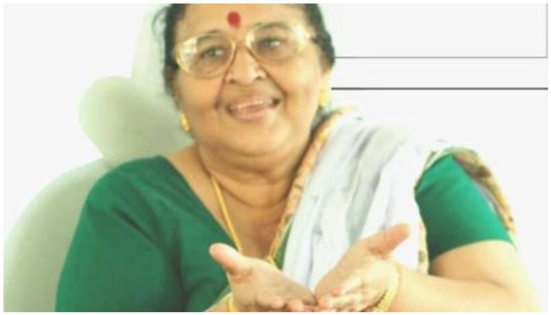 കൈ നിറയേ വെണ്ണ തരാം, കവിളിലൊരുമ്മ തരാം എന്ന് എഴുതിയാണ് അമ്മയുടെ ഫോട്ടോ മോഹൻലാല് ഷെയര് ചെയ്തിരിക്കുന്നത്.