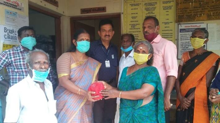 Unniyappam selling women gave RS 1090 to CMDRF Kerala Unniyappam selling women gave RS 1090 to CMDRF Kerala
