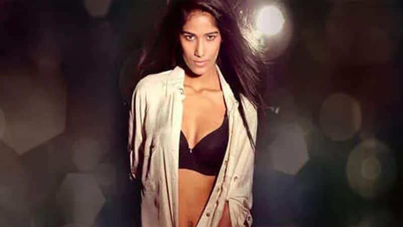 Actress Poonam Pandey Lip lock With Lover Video going Viral