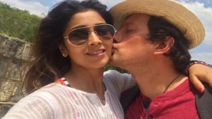 Shriya Saran pani puri romance with her husband Shriya Saran pani puri romance with her husband