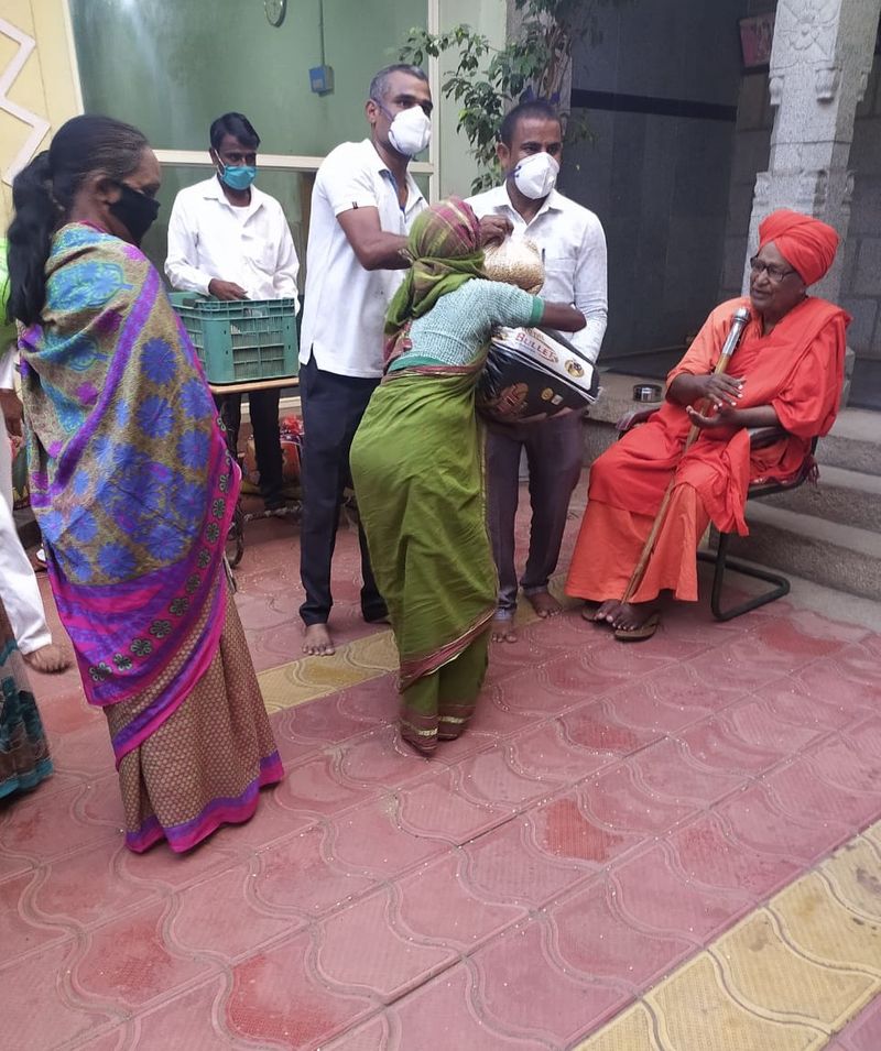 ಶ್ರೀಮಠದಿಂದ 42 ದಿನಗಳಿಂದ ನಿರಂತರವಾಗಿ ಪ್ರತಿದಿನ ಆಹಾರ ವಿತರಣೆ