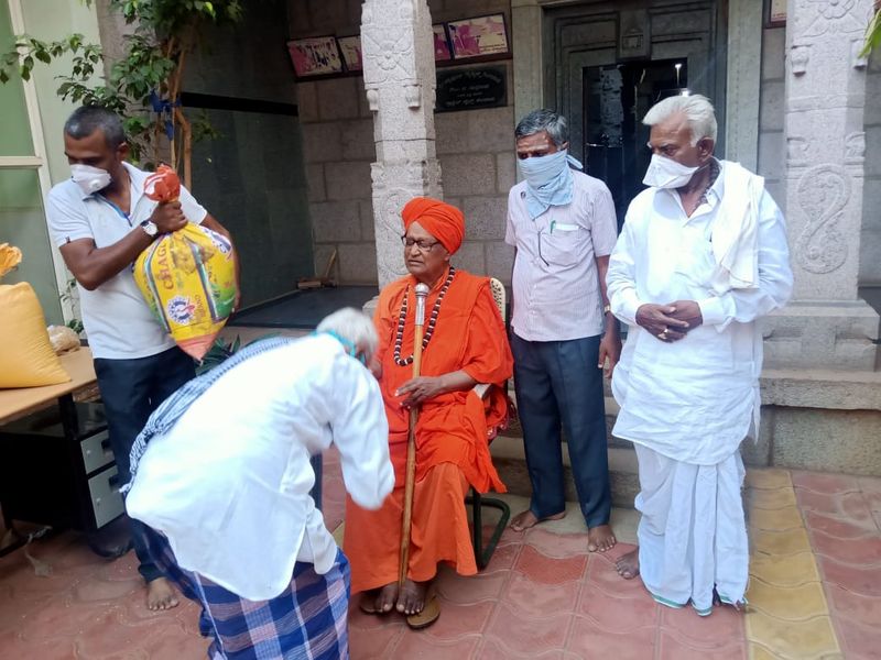 ಮುಕ್ತಿ ಆಶ್ರಮದ ನಿರಾಶ್ರಿತರಿಗೆ, ಸರ್ಕಾರಿ ನೂರು ಹಾಸಿಗೆ ಆಸ್ಪತ್ರೆಗೆ ಬಂದ ರೋಗಿಗಳಿಗೆ ಮತ್ತು ಅವರ ಸಂಬಂಧಿಗಳಿಗೆ, ಪಶು ಆಸ್ಪತ್ರೆಯ ಹತ್ತಿರದ ನಿರಾಶ್ರಿತರಿಗೆ ಮತ್ತು ರಸ್ತೆಯ ಮೇಲೆ ಇರುವ ಬಡವ, ಭಿಕ್ಷುಕರಿಗೆ ಆಹಾರ ವಿತರಣೆ