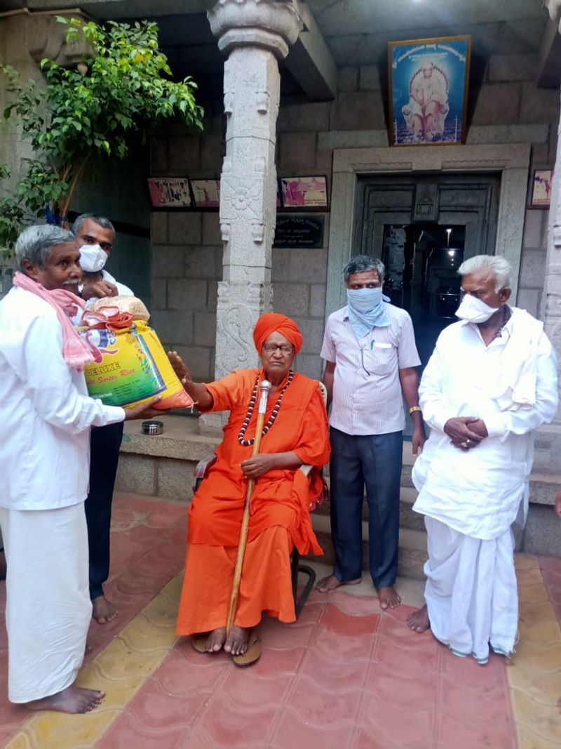 ಆಹಾರದ ಅಗತ್ಯ ಇರುವವರಿಗೆ ಪಲಾವ್, ಚಿತ್ರಾನ್ನ, ಪುಳಿಯೊಗರೆಯನ್ನ ಆಹಾರ ಪೊಟ್ಟಣದಲ್ಲಿ ಸಿದ್ಧಪಡಿಸಿ ಶ್ರೀಮಠದಿಂದ ವಿತರಣೆ