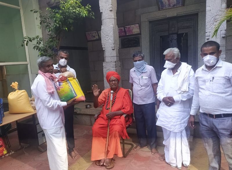 ಪ್ರಸಾದ ವಿತರಣೆಯು ಲಾಕ್ಡೌನ್ ಮುಗಿಯುವವರೆಗೂ ಮುಂದುವರೆಯುತ್ತದೆ ಎಂದು ತಿಳಿಸಿದ ಮಠದ ಅಧಿಕಾರಿಗಳು 