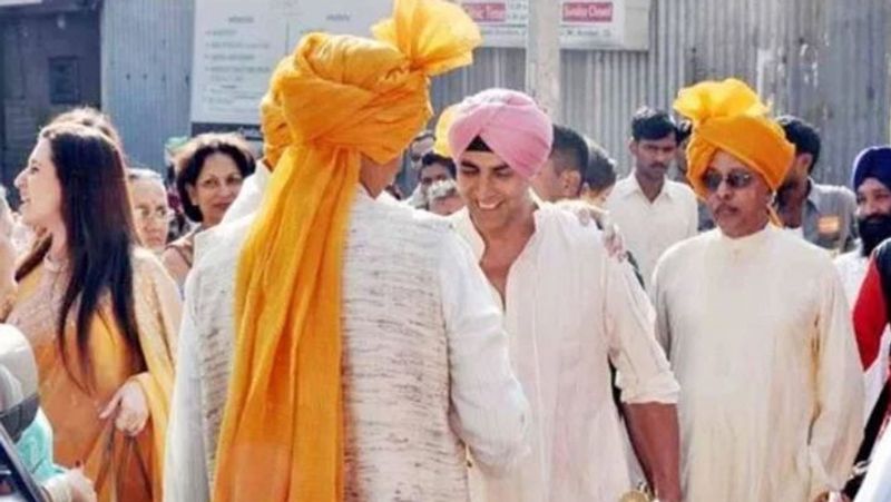 अक्षय जहां फिल्म इंडस्ट्री में सक्रिय है वहीं बहन अलका लाइमलाइट से दूर रही हैं। अक्षय की बहन अलका 2012 में अपनी शादी को लेकर काफी सुर्खियों में रहीं थी।
