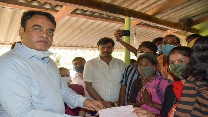 DCM C N Ashwath Narayan Given Compensation Check to Dead Journalist Family in Ramanagara DCM C N Ashwath Narayan Given Compensation Check to Dead Journalist Family in Ramanagara