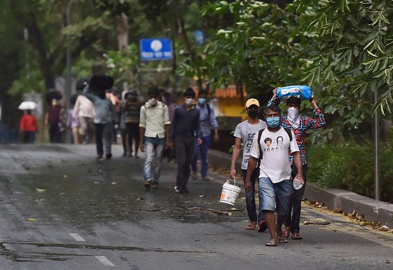 আর যাঁদের সেই সামর্থ নেই তাঁরা জাতীয় সড়ক, ঝাঁচকচকে এক্সপ্রেসওয়ে দিয়েই হাঁটতে শুরু করেছেন। প্রশাসনের তরফ থেকে বাধা এসেছে। কিন্তু নিজেদের মত রাস্তা বার করে নিয়েছেন ওঁরা। অভিযোগ অনেক সময় অভিবাসী আটকাতে পুলিশ লাঠিও পেটাও করেছে। কিন্তু তবুই থামান যায়নি ওঁদের।